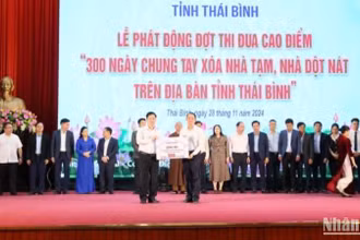 Các đơn vị, cơ quan, doanh nghiệp trao biểu trưng ủng hộ đợt cao điểm xóa nhà tạm, nhà dột nát trên địa bàn tỉnh Thái Bình.