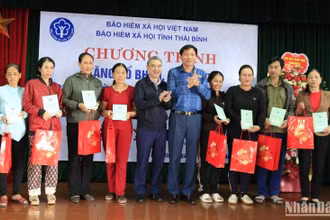 Người dân khó khăn ở thành phố Thái Bình được trao tặng sổ bảo hiểm xã hội.