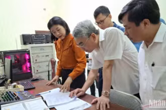 Đồng chí Phạm Đồng Thụy, Trưởng Ban Tuyên giáo và Dân vận Tỉnh ủy Thái Bình kiểm tra hoạt động tuyên truyền tại Trung tâm Văn hóa, Thể thao huyện Tiền Hải.