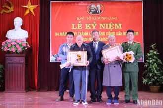 Bí thư Tỉnh ủy Thái Bình Ngô Đông Hải tặng Huy hiệu Đảng 80 năm và 75 năm cho hai đảng viên lão thành xã Minh Lãng (huyện Vũ Thư).