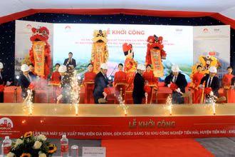 Các đại biểu thực hiện nghi thức khởi công dự án sản xuất phụ kiện gia đình, đèn chiếu sáng tại Khu công nghiệp Tiền Hải, tỉnh Thái Bình.