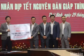 Lãnh đạo Mặt trận Tổ quốc Việt Nam tỉnh Thái Bình tiếp nhận phần quà trao tặng cho hộ nghèo trên địa bàn.