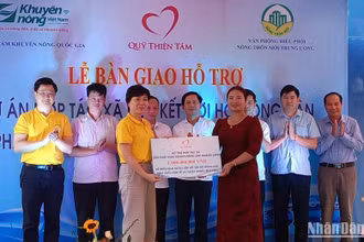 Đại diện Quỹ Thiện Tâm trao biểu trưng hỗ trợ vốn vay mua máy móc nông nghiệp cho Hợp tác xã sản xuất, kinh doanh nông sản Quang Lanh (huyện Kiến Xương, tỉnh Thái Bình).