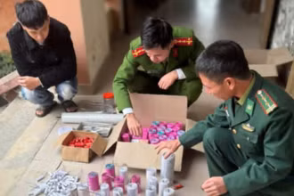 Công an huyện TIền Hải và Bộ đội Biên phòng tỉnh Thái Bình phát hiện, bắt giữ Nguyễn Cao Bảo Huy về hành vi sản xuất, buôn bán pháo trái phép. (Ảnh: Công an cung cấp)