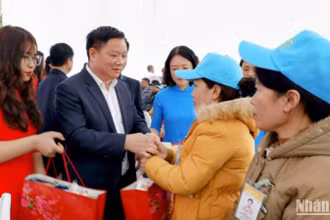 Bí thư Tỉnh ủy, Chủ tịch Ủy ban nhân dân tỉnh Thái Bình Nguyễn Khắc Thận tặng quà Tết công nhân lao động Khu công nghiệp Phúc Khánh (thành phố Thái Bình).