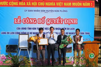 Trao quyết định của UBND tỉnh Kon Tum công nhận điểm du lịch cộng đồng làng Vi Rơ Ngheo.