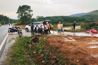 Người dân đưa các nạn nhân đi cấp cứu.