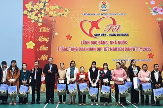 Phó Chủ tịch Quốc hội Trần Quang Phương cùng đồng chí Dương Văn Trang, Ủy viên Trung ương Đảng, Bí thư Tỉnh ủy, Chủ tịch Hội đồng nhân dân tỉnh Kon Tum trao quà tới đoàn viên công đoàn, công nhân lao động khó khăn.