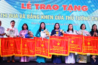 Tặng Cờ thi đua của Thủ tướng Chính phủ cho các tập thể.