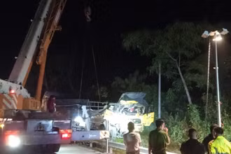 Lực lượng chức năng đang xử lý hiện trường vụ tai nạn giao thông.