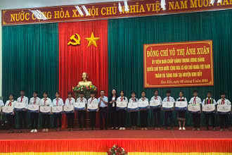 Quyền Chủ tịch nước Võ Thị Ánh Xuân tặng học bổng và quà cho các em có hoàn cảnh đặc biệt khó khăn.