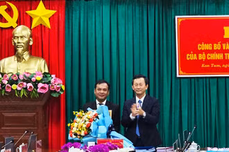 Đồng chí Dương Văn Trang trao Quyết định của Bộ Chính trị và tặng hoa đồng chí U Huấn.