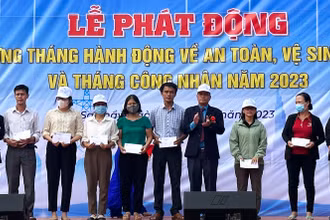 Tặng quà cho đoàn viên có hoàn cảnh khó khăn trên địa bàn huyện Sa Thầy