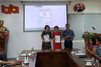 Trao Giấy chứng nhận quyền sử dụng chỉ dẫn địa lý cho 2 công ty.