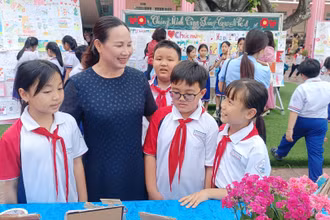 Các em học sinh bên cô Lê Thị Hồng Liên trong một buổi ngoại khóa.