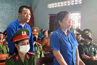 Hai bị cáo Lã Thị Tuyết và Vương Văn Đức tại phiên tòa.