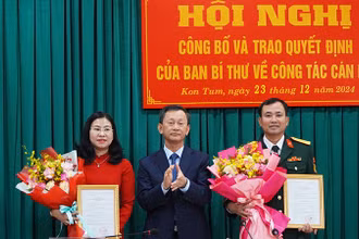 Đồng chí Dương Văn Trang trao Quyết định và tặng hoa 2 đồng chí Trương Thị Linh và Nguyễn Thế Vinh.