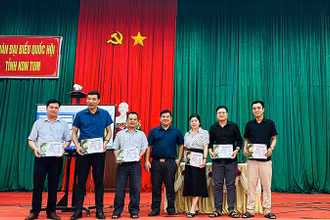 Trao giấy chứng nhận hoàn thành khóa học cho các học viên.