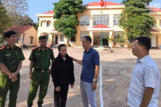 A Nhanh (đứng giữa) vui mừng khi được trở về nhà.