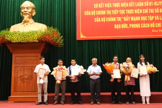 Trao Thư khen của Bí thư Tỉnh ủy Kon Tum cho các cá nhân.