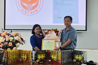 Trao Quyết định và Giấy chứng nhận đăng ký nhãn hiệu chứng nhận Yến sào Kon Tum cho Sở Nông nghiệp và Phát triển nông thôn.