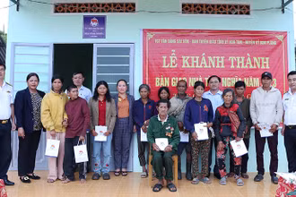 Tặng quà cho các hộ gia đình chính sách của xã Hiếu, huyện Kon Plong.