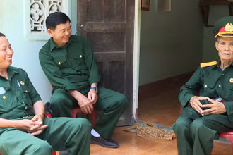 Ông Nguyễn Văn Thanh ôn lại ký ức chiến dịch Điện Biên Phủ cùng các hội viên Hội cựu chiến binh huyện Đăk Hà.