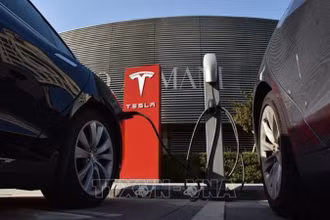 Xe điện của Tesla tại một trạm sạc điện ở Bắc Kinh (Trung Quốc). Ảnh: AFP/TTXVN