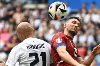 Pha tranh bóng bổng giữa Vanja Drkusic (số 21) của Slovenia và Milos Veljkovic của Serbia. (Ảnh: AFP/TTXVN).