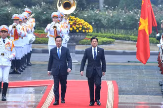 Chủ tịch nước Võ Văn Thưởng và Tổng thống Philippines Ferdinand Romualdez Marcos Jr. duyệt Đội danh dự Quân đội nhân dân Việt Nam tại lễ đón.