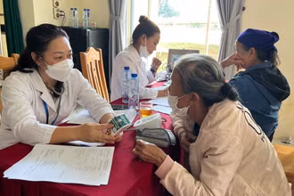 Khám bệnh miễn phí cho người dân có hoàn cảnh khó khăn huyện Bá Thước