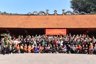 Các đại biểu và Đoàn học sinh, sinh viên, thanh niên dân tộc thiểu số ghi lại khoảnh khắc lưu niệm sau buổi lễ dâng hương và ghi danh sổ vàng.