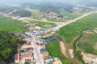 Nằm cách thành phố Điện Biên Phủ, tỉnh Điện Biên khoảng 30km, dọc theo Quốc lộ 279B, mất khoảng gần 1 giờ đồng hồ di chuyển là Khu tưởng niệm và Sở chỉ huy chiến dịch Điện Biên Phủ, tại xã Mường Phăng, nơi góp phần quan trọng làm nên một chiến thắng lịch sử sau 56 ngày đêm khoét núi, ngủ hầm, mưa dầm, cơm vắt, máu trộn bùn non.