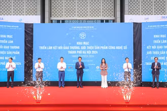 Các đại biểu thực hiện nghi thức khai mạc.