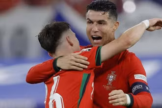 Ronaldo ăn mừng cùng Conceição sau bàn thắng quyết định giúp Bồ Đào Nha chiến thắng. (Nguồn: Getty Images)