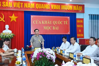 Chủ tịch Quốc hội Vương Đình Huệ phát biểu tại buổi làm việc với các lực lượng làm nhiệm vụ tại cửa khẩu Quốc tế Mộc Bài. (Ảnh: DUY LINH)
