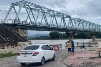 Nước sông Kỳ Lộ đang lên nhanh nguy cơ ngập lụt nhiều nơi tại huyện Đồng Xuân, Tuy An.