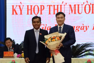 Bí thư Tỉnh ủy, Chủ tịch Hội đồng nhân dân tỉnh Hồ Văn Niên chúc mừng tân Phó Chủ tịch Ủy ban nhân dân tỉnh Gia Lai Nguyễn Tuấn Anh. (Ảnh: ĐỨC THỤY)