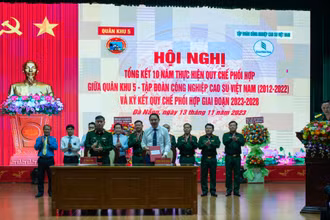 Đại diện Tập đoàn Công nghiệp Cao su Việt Nam và Quân khu 5 ký kết quy chế phối hợp giai đoạn 2023-2028.