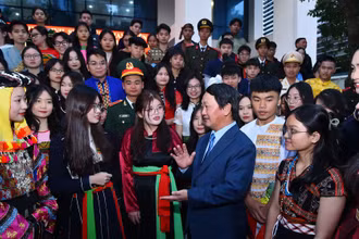 Bộ trưởng, Chủ nhiệm Ủy ban Dân tộc Hầu A Lềnh với các bạn học sinh, sinh viên, thanh niên dân tộc thiểu số xuất sắc, tiêu biểu tại buổi gặp mặt.