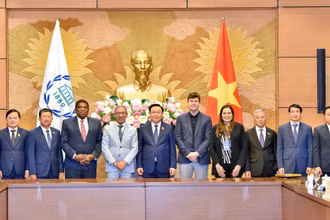 Chủ tịch Quốc hội Vương Đình Huệ, Chủ tịch IPU Duarte Pacheco, Tổng Thư ký IPU Martin Chungong, Chủ tịch IPU trẻ Dan Carden chụp ảnh lưu niệm với các đại biểu tại buổi tiếp.