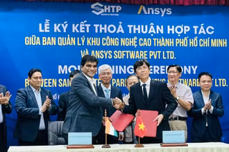 Lãnh đạo hai đơn vị thực hiện việc ký kết thỏa thuận hợp tác phát triển đội ngũ nhân lực ngành vi mạch bán dẫn tại Việt Nam.