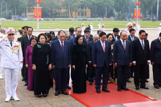 Các đồng chí lãnh đạo, nguyên lãnh đạo Đảng, Nhà nước vào Lăng viếng Chủ tịch Hồ Chí Minh.