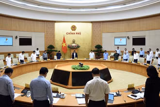 Mở đầu phiên họp, Thủ tướng Phạm Minh Chính và các đại biểu thành kính dành phút mặc niệm tưởng nhớ Chủ tịch Hồ Chí Minh vĩ đại, các anh hùng liệt sĩ đã hy sinh vì Tổ quốc và đồng chí Tổng Bí thư Nguyễn Phú Trọng vừa từ trần.