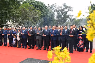 Chủ tịch Quốc hội Vương Đình Huệ và các đại biểu dâng hương trước Tượng đài Vua Lý Thái Tổ.