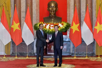 Chủ tịch nước Võ Văn Thưởng và Tổng thống Cộng hòa Indonesia Joko Widodo tại lễ đón.