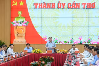 Chủ tịch Quốc hội Vương Đình Huệ và đoàn công tác của Trung ương làm việc với Ban Thường vụ Thành ủy Cần Thơ.