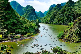 Quần thể danh thắng Tràng An thu hút khách du lịch bởi nhiều cảnh đẹp thiên nhiên hùng vĩ, linh thiêng và các kỷ lục thế giới.