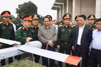 Thủ tướng Phạm Minh Chính thăm các sản phẩm do Viettel nghiên cứu, chế tạo.