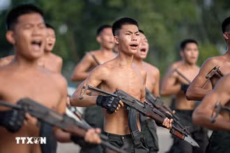 Chương trình huấn luyện của các chiến sí Cảnh sát cơ động chống khủng bố luôn dày đặc từ 5 giờ sáng đến 9 giờ tối. Từ rèn luyện thể lực cho đến kỹ năng võ thuật, sử dụng vũ khí... đều đòi hỏi 100% cán bộ chiến sĩ phải nỗ lực hết mình. (Ảnh: TTXVN)
